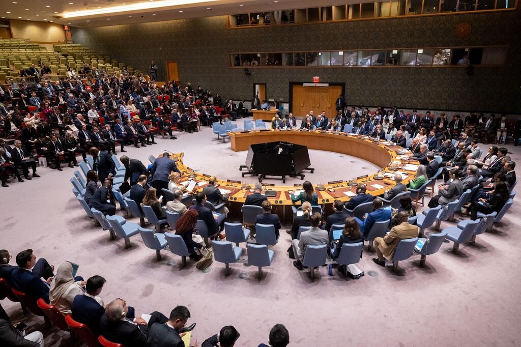 联合国安理会关于维护国际和平与安全公开辩论的广角视图。